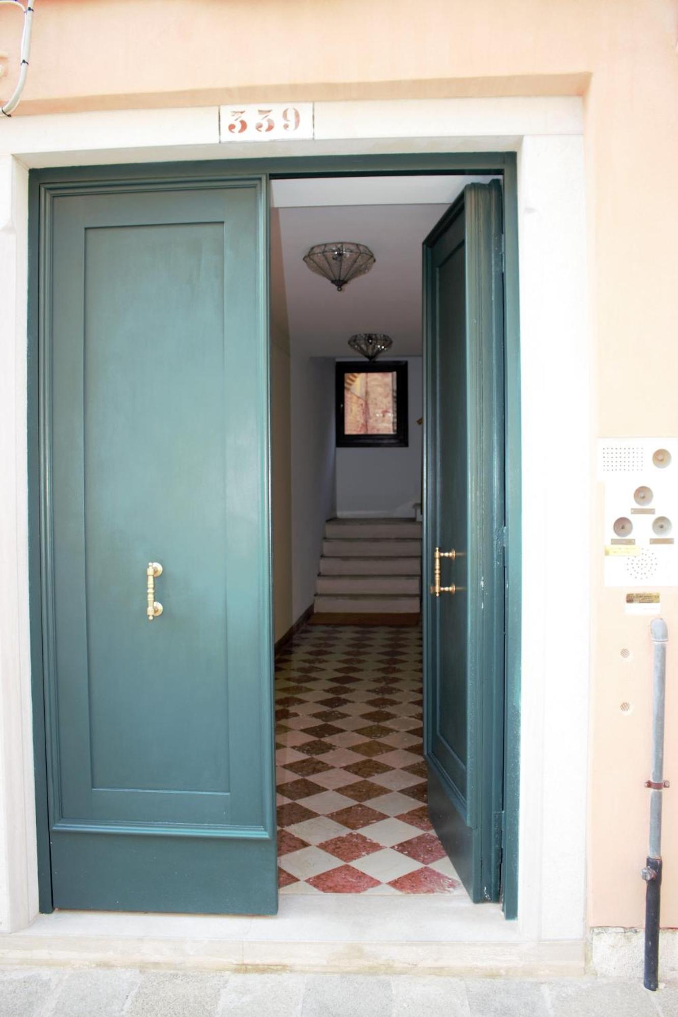 Salute Apartment *